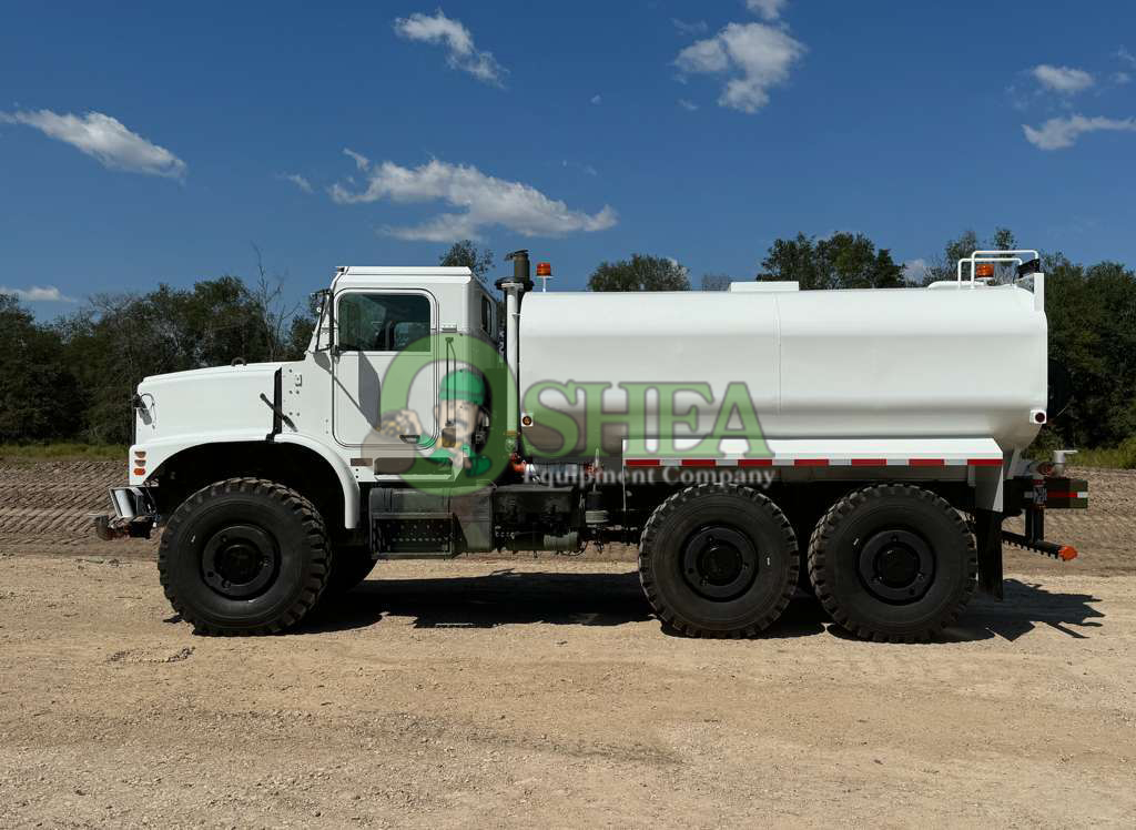 Oshkosh 6x6 Water Truck - Image 1